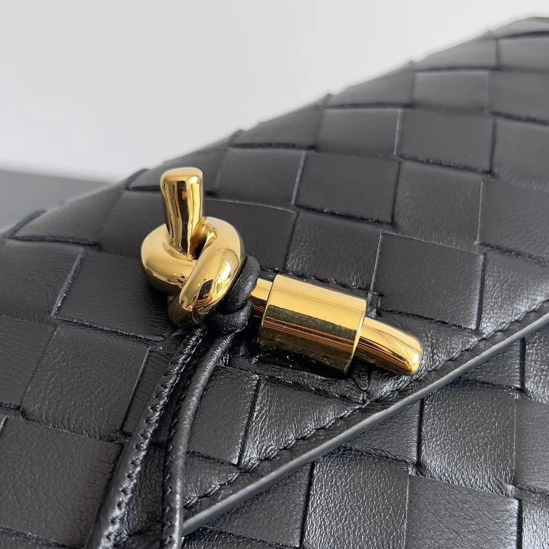 Batch 1160 BV Andiamo clutch wallet is super high-end🤎🤎How come the long clutch bag is so exquisite~ The braided style bag surface paired with all-copper hardware is really warm and high-end. The bag body is super light and can be grabbed easily! It can store a lot of small items and large mobile phones ~ very practical for daily use. Style number: 741504 Size: 19*11.5*3